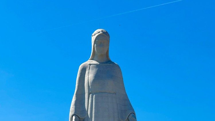 Eine Nahaufnahme der imposanten Statue
