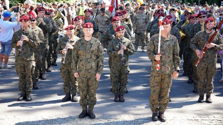 Para tentara mengikuti ziarah menuju Jasna G&oacute;ra. 
