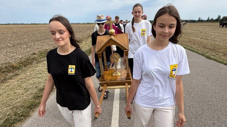 Uroczystości rozpoczęły się procesją z relikwiami świętego z Przasnysza do Rostkowa