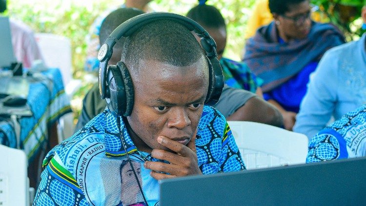 Fundi Mitambo wa radio Maria akiwa mitamboni