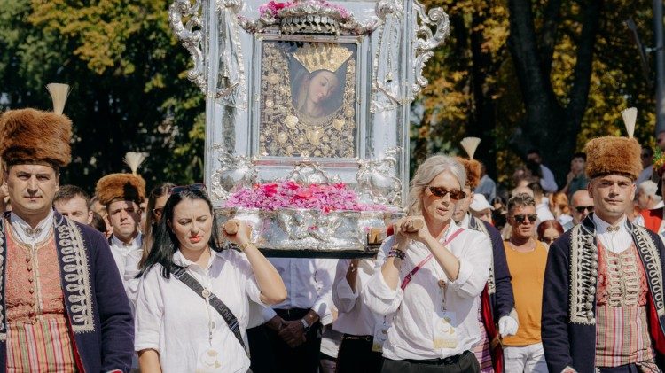 U Sinju velika je čast nositi sliku Čudotvorne Gospe Sinjske (Foto: TUSMN)