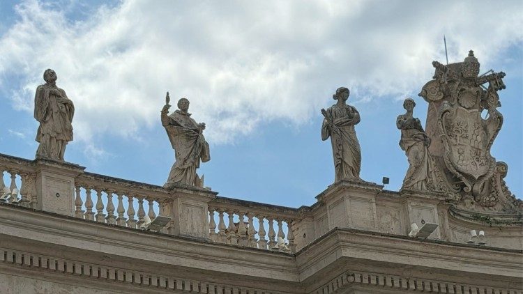 Patrząc na Bazylikę św. Piotra figura św. Jacka znajduje się po lewej stronie kolumnady. Trzecia figura po lewej od herbu papieskiego