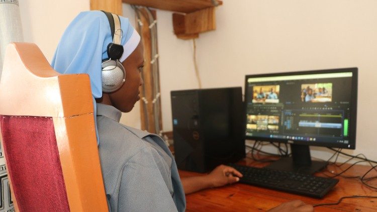 Sr. Catherine Karata edita un video