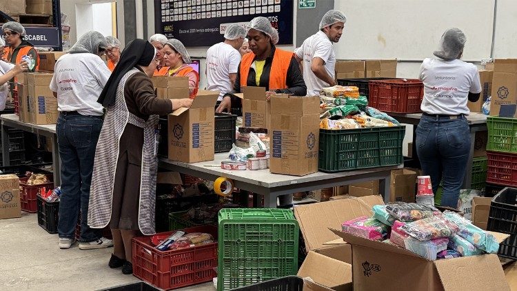 Voluntarios y trabajadores del Banco de Alimentos recibiendo donaciones
