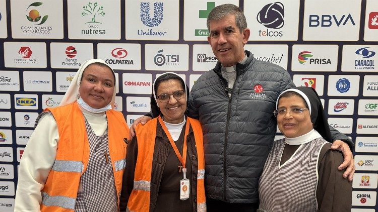 El Padre Daniel Saldarriaga y un grupo de religiosas voluntarias en una de las jornadas.