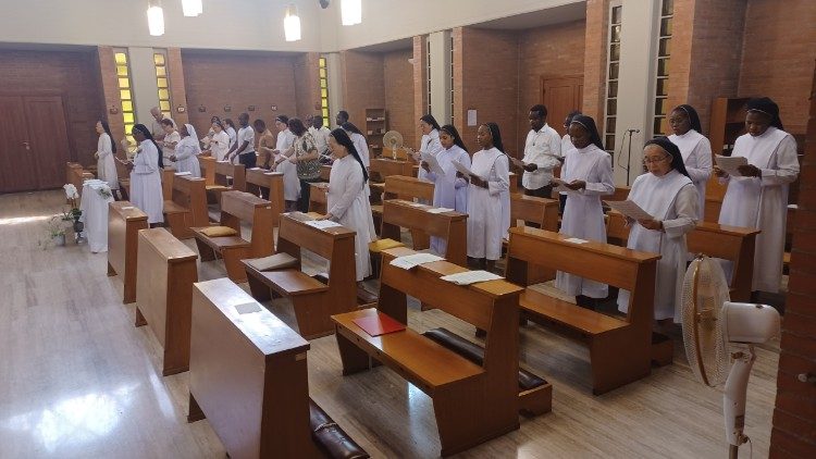 Watawa Wakishuhudia Sr Bonifasia akirudia tena nadhiri zake 