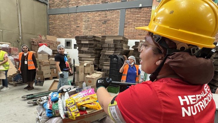 Voluntarios en la organizaci&oacute;n de las ayudas en el Banco de Alimentos de Bogot&aacute;