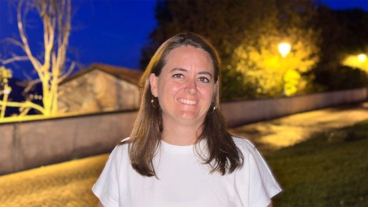 Elisabet Argemí, spanyol ápolónő, aki átadta Leó pápának a testvéréről szóló könyvet
