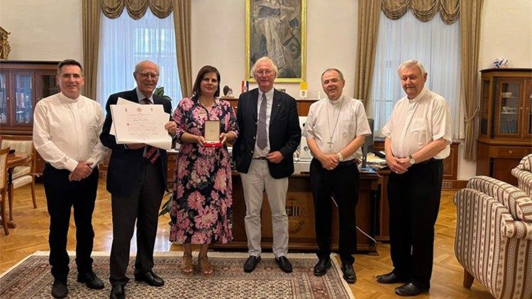 Kristina Čačić s odličjem Križ Reda "Pro Merito Melitensi" (Foto: Varaždinska biskupija)
