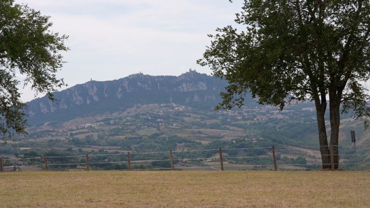 Vista del monte Titano con sus tres torres desde la pista de aterrizaje de Torraccia.