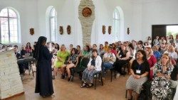 Nữ tu Ligi Paiapilli và các tín hữu tại Pavshyno, Transcarpazia, Ucraina, ngày 21.08.2026.