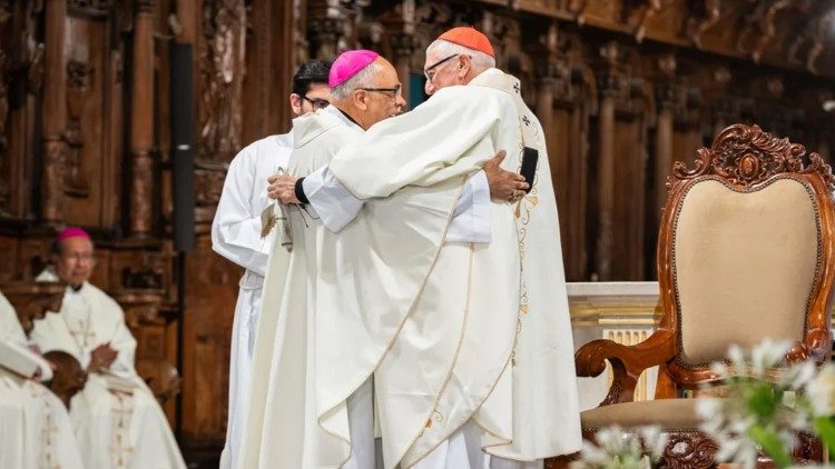 El abrazo fraterno entre el presidente de la CEP y el cardenal Carlos Castillo.