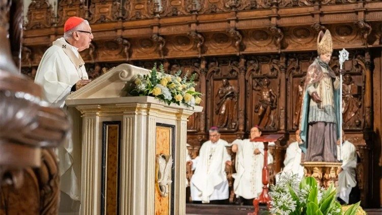 Cardenal Carlos Castillo junto a la imagen de Santo Toribio de Mogrovejo.