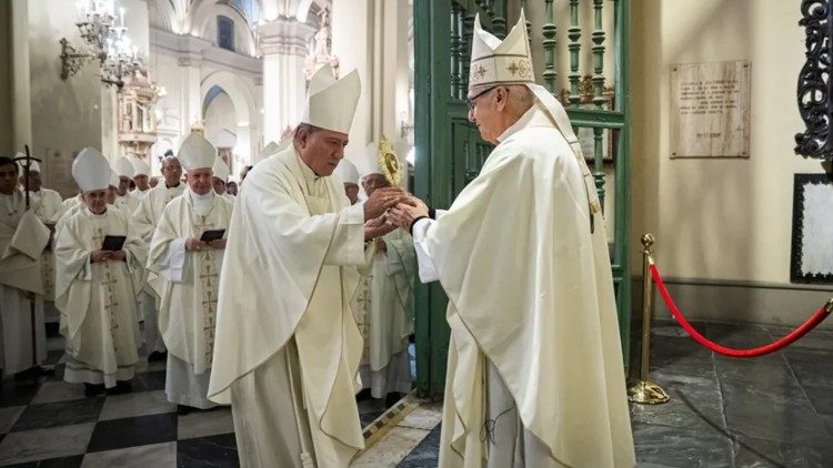 Cardenal Castillo entrega las reliquias de Santo Toribio de Mogrovejo al obispo de la di&oacute;cesis de Chosica, monse&ntilde;or Jorge Izaguirre.