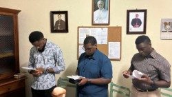 Os três jovens noviços: Christian, Helder e Nelito