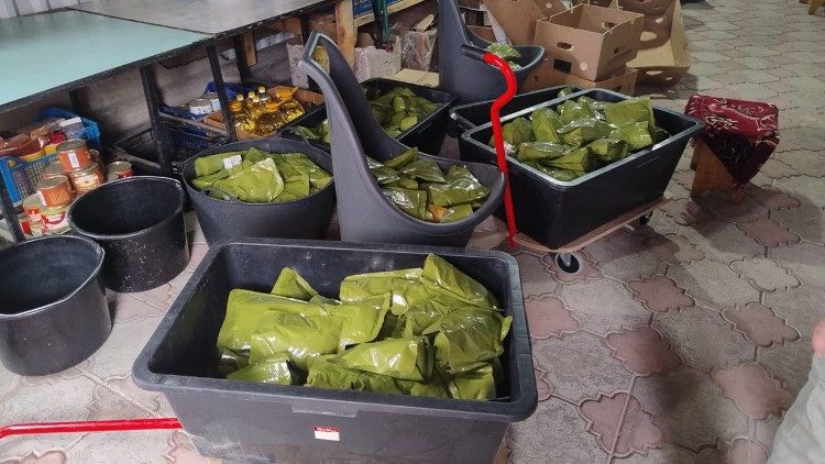 Il cibo confezionato nella cucina solidale