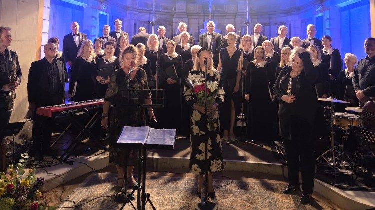 Chórowi pod dyrekcją Elżbiety Bilmin towarzyszył The Consonance Band pod kierunkiem Maxa Fedorova oraz soliści Opery i Filharmonii Podlaskiej (fot. Maciej Jaworowski)