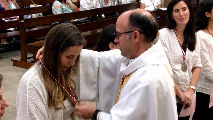 Victoria recebendo a medalha da M&atilde;es M&ocirc;nicas direto das m&atilde;os de seu diretor espiritual, frei Francisco