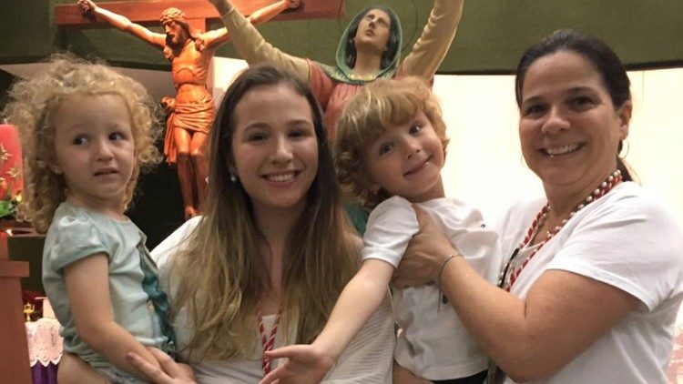 Duas gera&ccedil;&otilde;es de M&atilde;es M&ocirc;nicas: Victoria e sua m&atilde;e, Adriana.