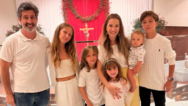 Victoria, seu marido e seus cinco filhos. 