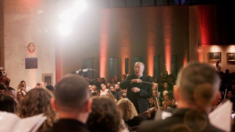 Monsenhor Marco Frisina regendo a Orquestra