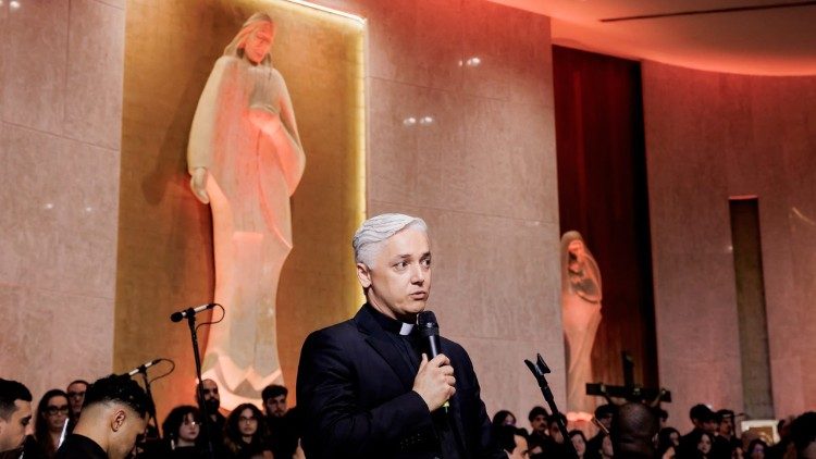 Padre Arnaldo Rodrigues, respons&aacute;vel da Igreja da PUC-RIO, discursando no dia do fechamento do Semin&aacute;rio