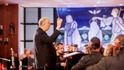 Monsenhor  Marco Frisina regendo a orquestra 