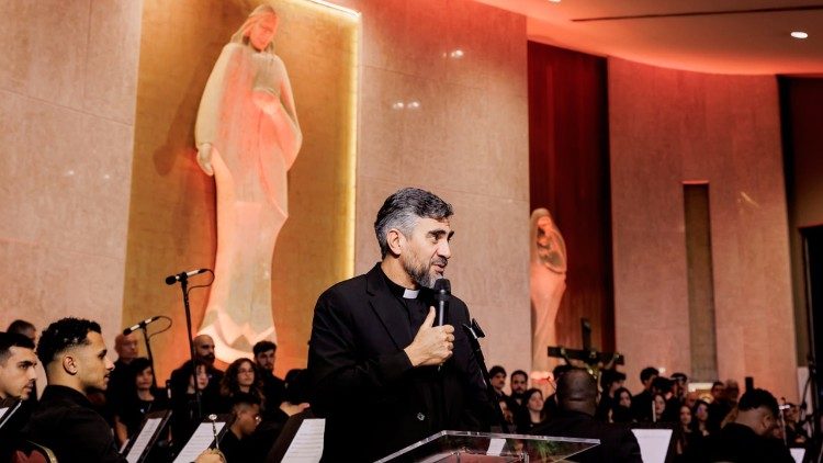Padre Anderson Pedroso, Reitor da PUC-RIO, discursando na Igreja da PUC-RIO