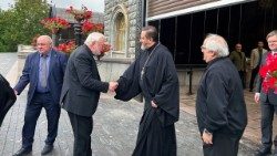 Arhiepiscopul Paul Richard Gallagher și preotul Igor Yakimchuk