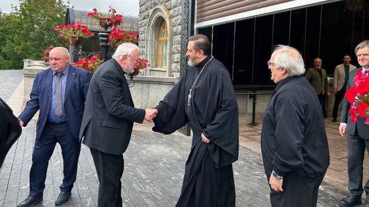 Monsignor Gallagher accolto dall'arciprete Igor Vyzhanov