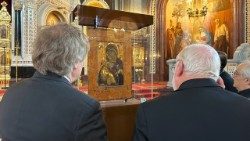 foto-4-monsignor-gallagher-di-fronte-all-icona-della-madonna-di-vladimir.jpg
