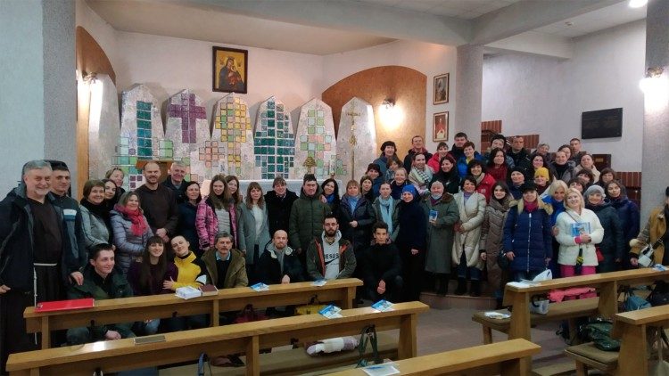 Учасники нічного молитовного чування під проводом капуцинів у Львові, квітень 2022  