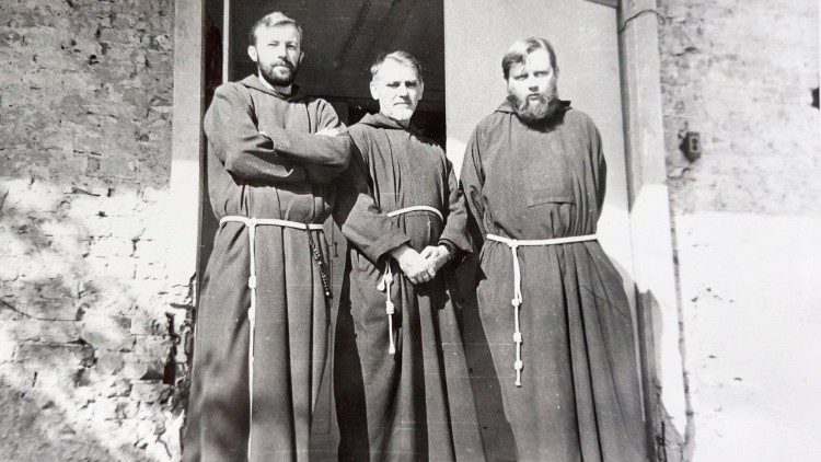 Зліва направо: бр. Блажей Суска, бр. Станіслав Падевський та бр. Юстин Русін, Вінниця, 1992 р.