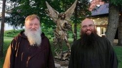 Брат Блажей Суска, OFMCap (ліворуч)