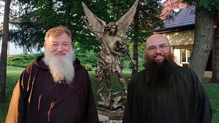 Брат Блажей Суска, OFMCap (ліворуч)