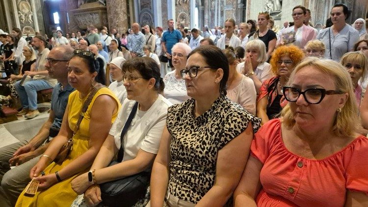 Polacy jak w każdy czwartek licznie zgromadzili się na Mszy św. przy grobie św. Jana Pawła II