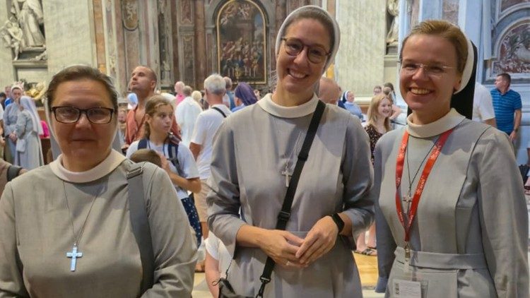 Na czwartkowych Mszach św. gromadzą się świeccy, duchowni i osoby konsekrowane