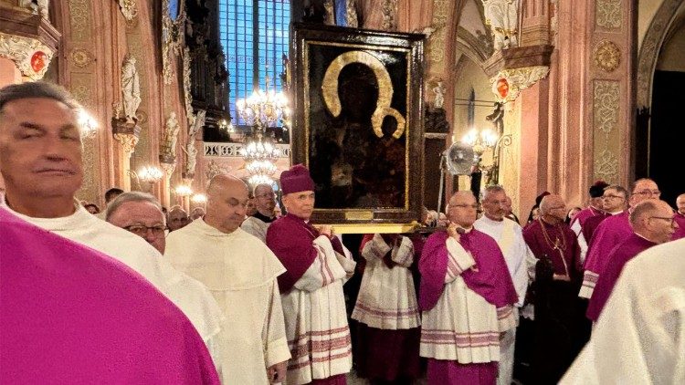 Pierwsza w diecezji świdnickiej peregrynacja obrazu Matki Bożej Częstochowskiej rozpoczęła się w 70. rocznicę Jasnogórskich Ślubów Narodu