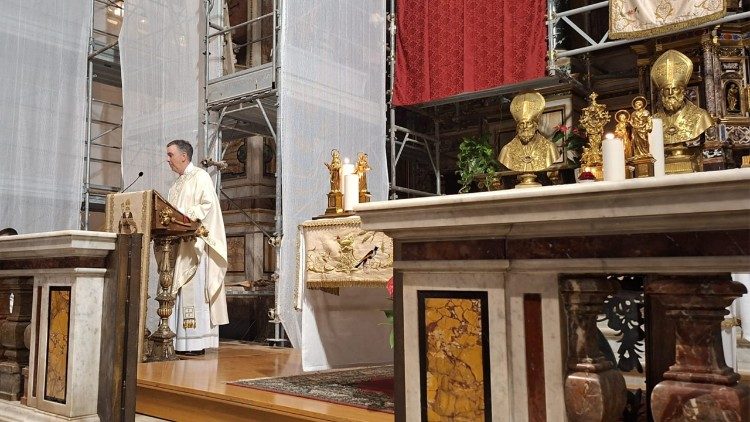 Padre Joseph Farrell mentre tiene l'omelia.