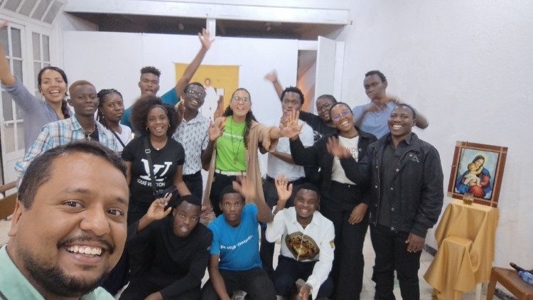 Estudantes juntamente com Jackson Santos, responsável da Comunidade Católica Shalom, em Bejaia.