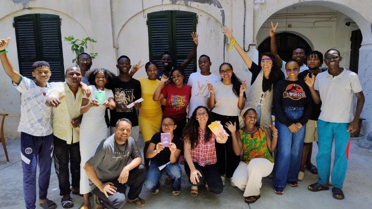 Jackson Santos (sentado, à esquerda), Responsável da Comunidade Católica Shalom, em Bejaia, juntamente com estudantes cristãos/católicos