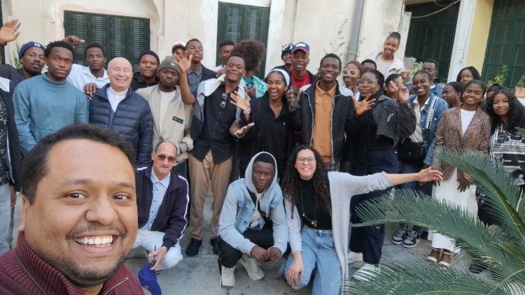 Estudantes  juntamente com Jackson Santos