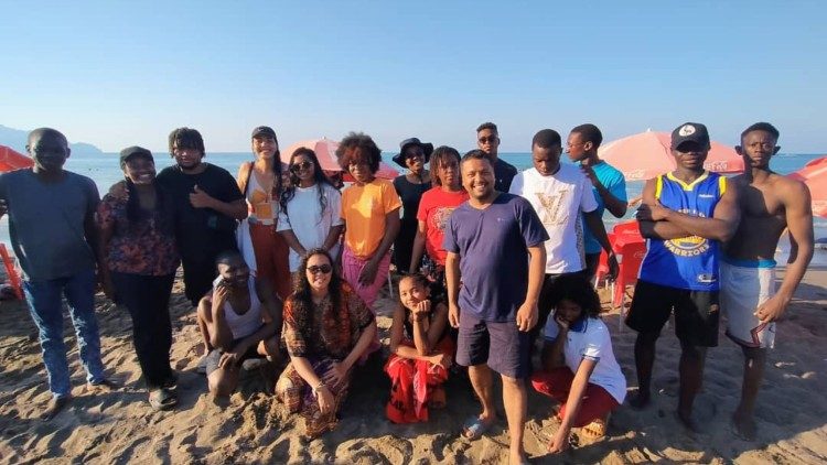 Um momento de recreio numa das praias de Bejaia . Jackson Santos com estudantes