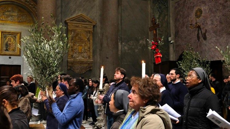 L'accensione delle candele per ricordare i martiri