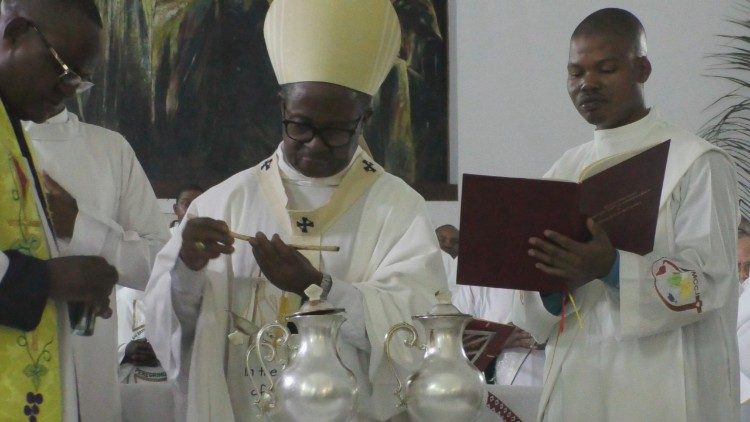 Dom Inácio Saúre, Arcebispo de Nampula (Moçambique), durante a Missa Crismal