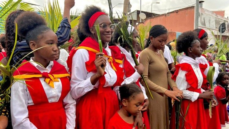 Grupo de fi&eacute;is no Domingo de Ramos