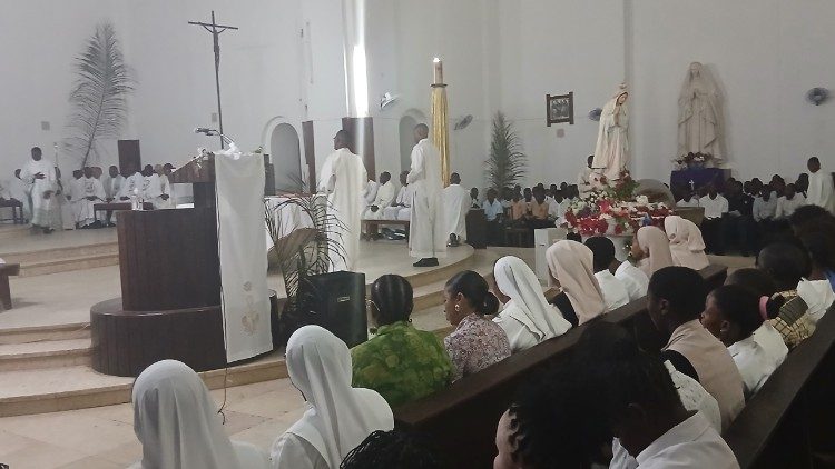 Consagradas, Consagrados e fi&eacute;is na Missa Crismal presidida por Dom In&aacute;cio Sa&uacute;re na S&eacute; Catedral de Nampula