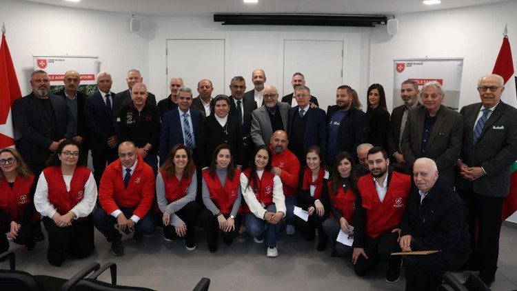 Il presidente dell'Ordine di Malta in Libano e i suoi collaboratori insieme ai sindaci dei comuni di confine