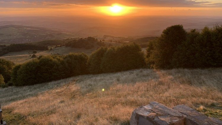 Felhők között a nap