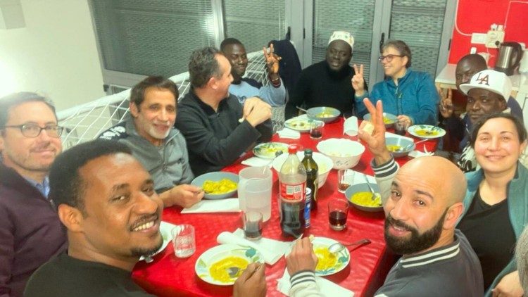 Členov&eacute; komunity, působ&iacute;c&iacute; v domovech pro migranty, při společn&eacute; večeři se členy Misijn&iacute;ho společenstv&iacute;